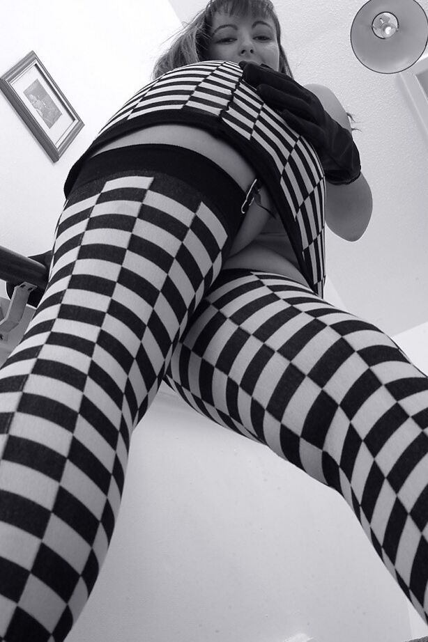21P La bombón amateur Honey B muestra su coño y se mete los dedos en las escaleras