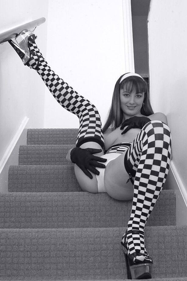 21P La bombón amateur Honey B muestra su coño y se mete los dedos en las escaleras