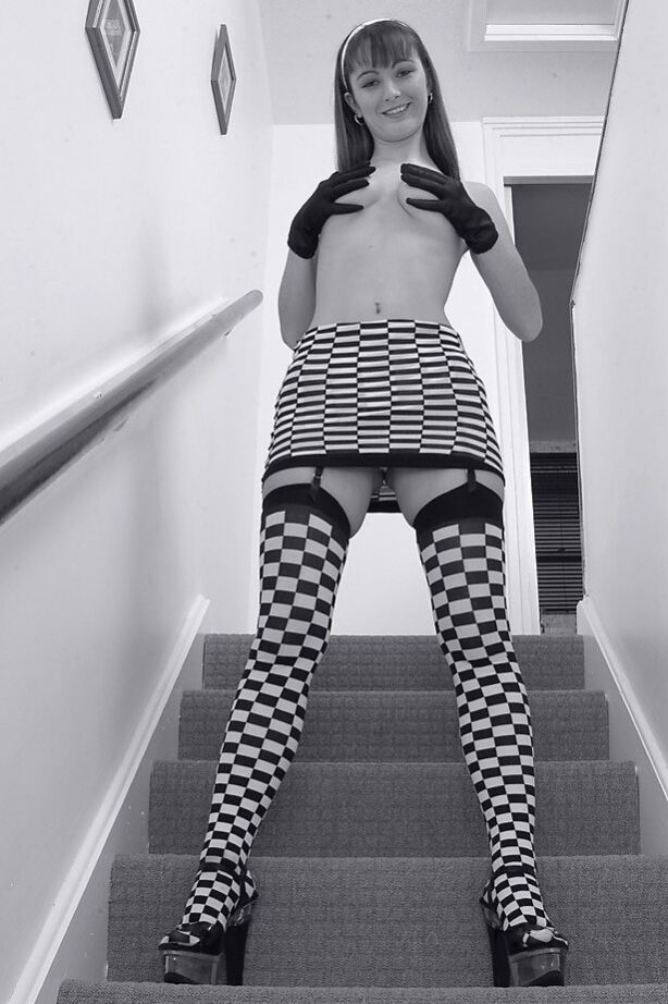 21P La bombón amateur Honey B muestra su coño y se mete los dedos en las escaleras