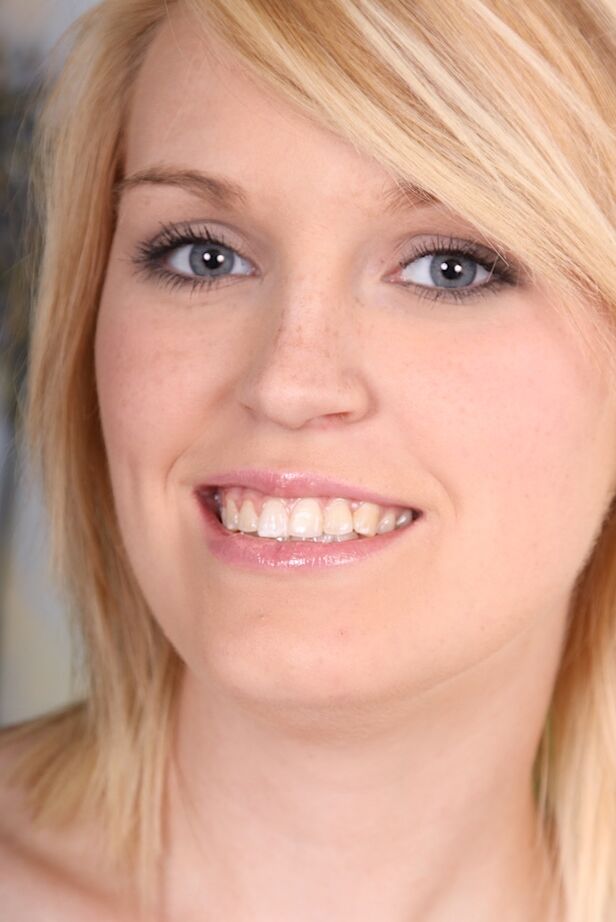 16P Amanda Bryant, salope blonde aux cheveux courts, montre ses petits seins.