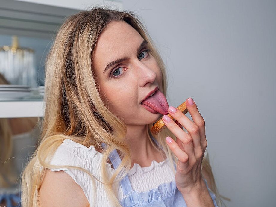 15P Emily Swan gets naked and started playing with her body