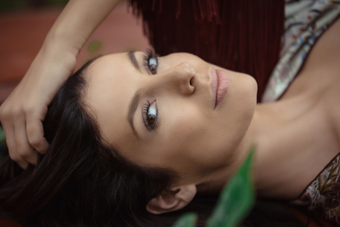 17P La glamorosa húngara Katey revela sus grandes tetas posando desnuda en el jardín