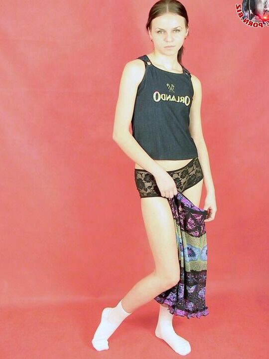 17P Petite Teen zieht sich selbstbewusst bis auf weiße Socken aus