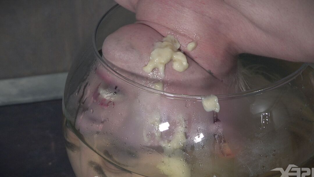 15P A escrava sexual loira Dresden tem a cabeça submersa em uma tigela de xixi