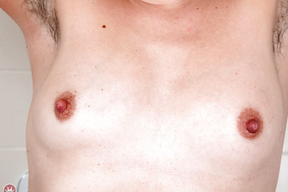 16P Close up pics of mature solo model Francesca tugging on pubic hairs