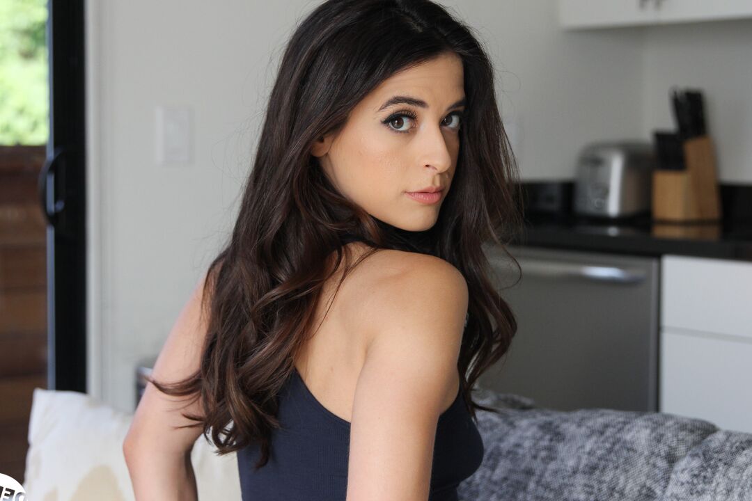 16P A morena gostosa Abbie Maley segura a bunda nua durante o sexo vaginal com um grande pau