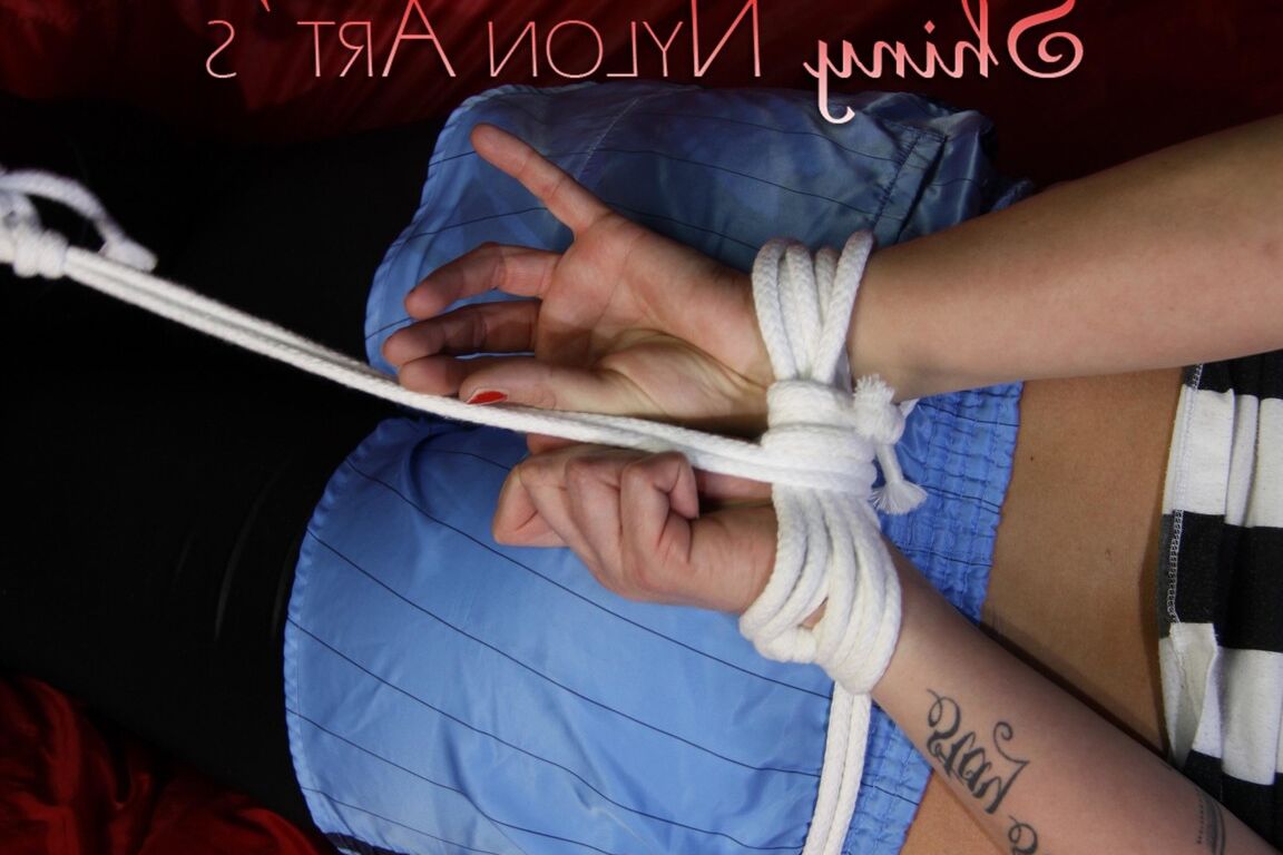 16P Смотрю, как Пиа носит сексуальные голубые блестящие нейлоновые шорты поверх черных леггинсов.