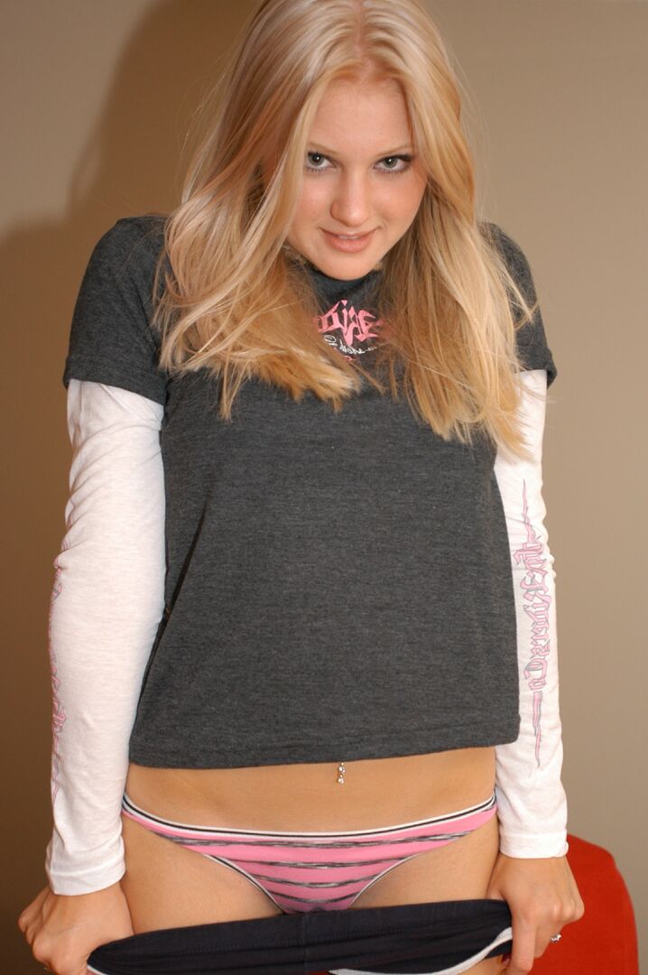12P Adolescente rubia se quita los pantalones cortos antes de mostrar su culo cargado de tanga descalza
