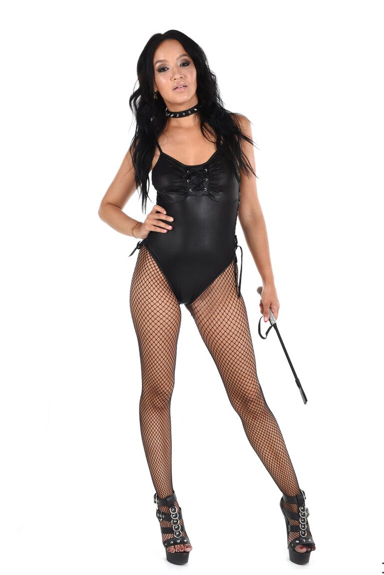 15P La sexy morena Asia Vargas se pone en cuclillas sobre un juguete sexual después de desnudarse