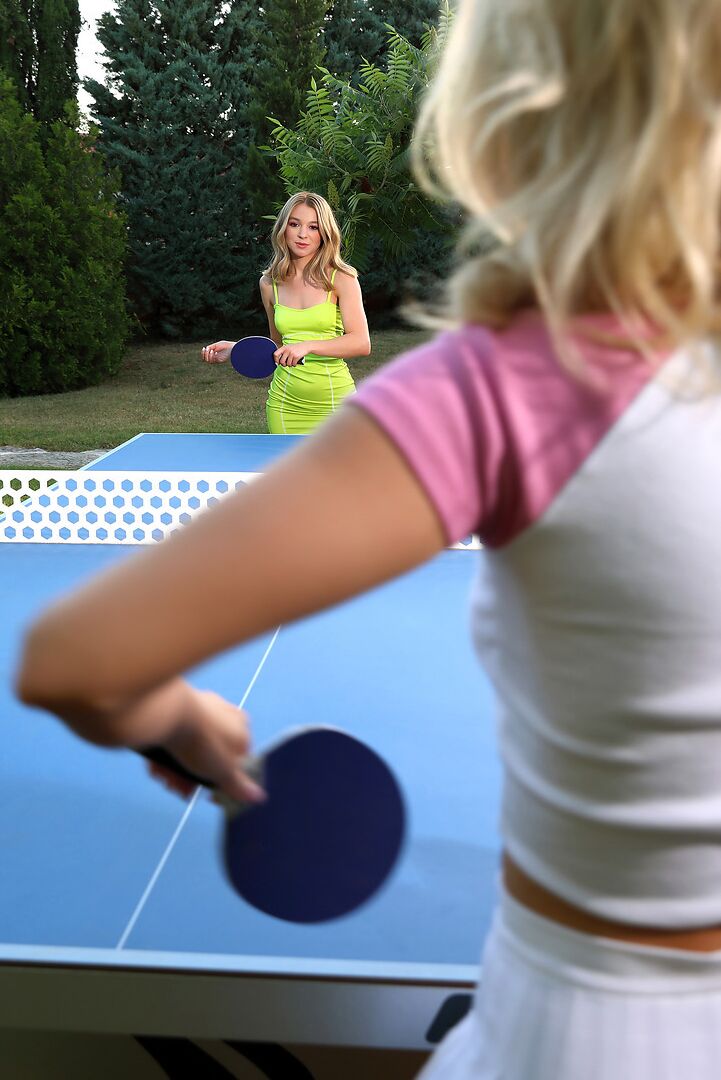 12P Blonde Lesben ziehen sich in Turnschuhen auf einer Tischtennisplatte im Freien aus