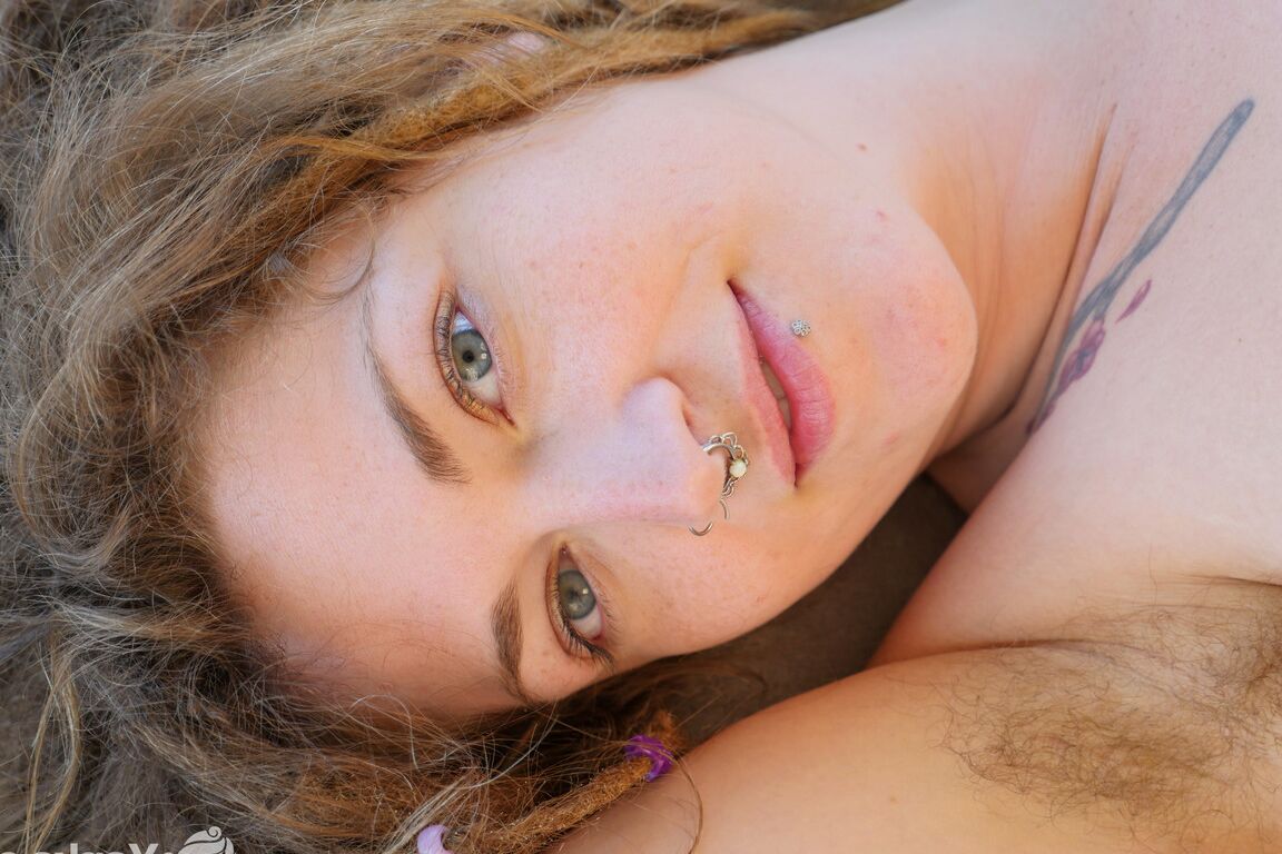 16P Sonny Silver, une fille solo poilue, se fait plaisir avec un gode une fois nue