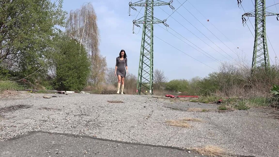 15P ソロガールのエヴリン・ニールがブーツを履いたまま舗装道路で小便をする