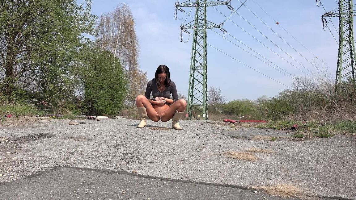 15P ソロガールのエヴリン・ニールがブーツを履いたまま舗装道路で小便をする