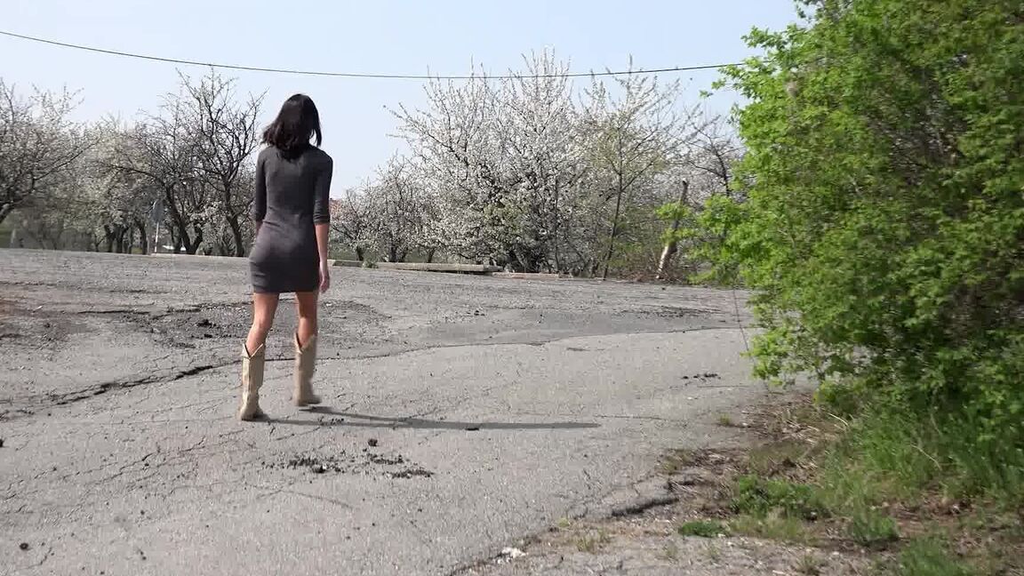 15P ソロガールのエヴリン・ニールがブーツを履いたまま舗装道路で小便をする
