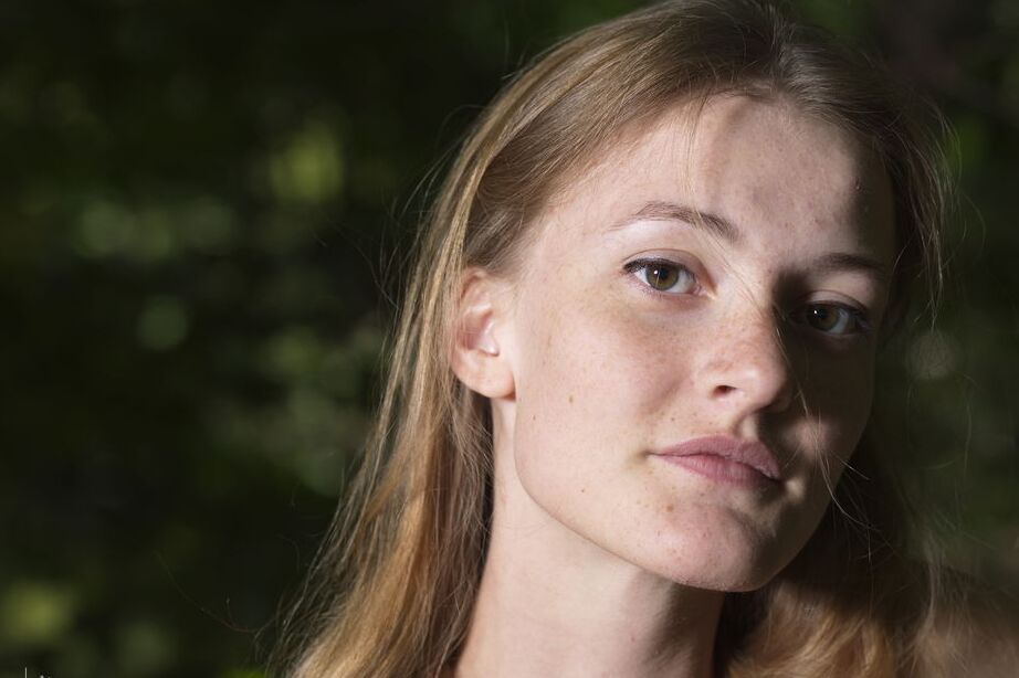 16P Junges Mädchen mit langen Haaren Chova zeigt ihren nackten, gebräunten Körper im Wald