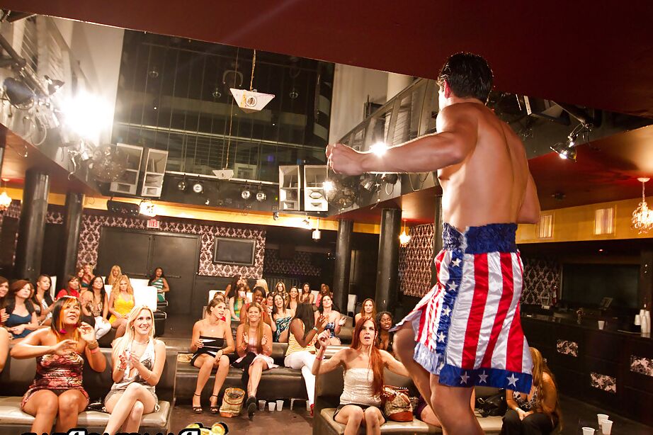 16P Chicas buenas dando mamadas y disfrutando de semen en una fiesta sexual