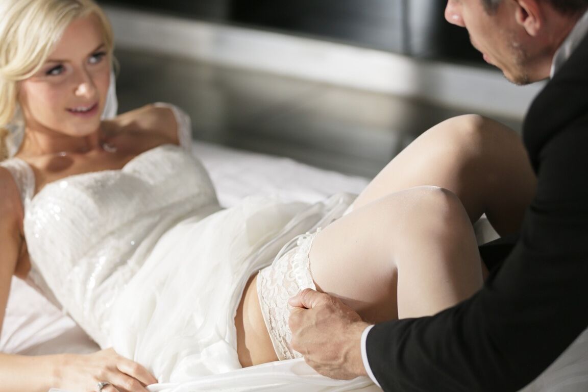 15P A garota loira Anikka Albrite é fodida pelo novo marido após o casamento