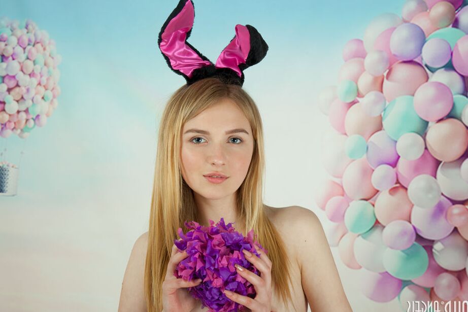 20P La adorable adolescente Nimfa usa orejas de conejo mientras posa desnuda entre globos