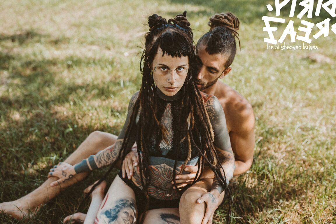 16P Body modifiers Em Valkyriz & Falloz move in close during lesbian play