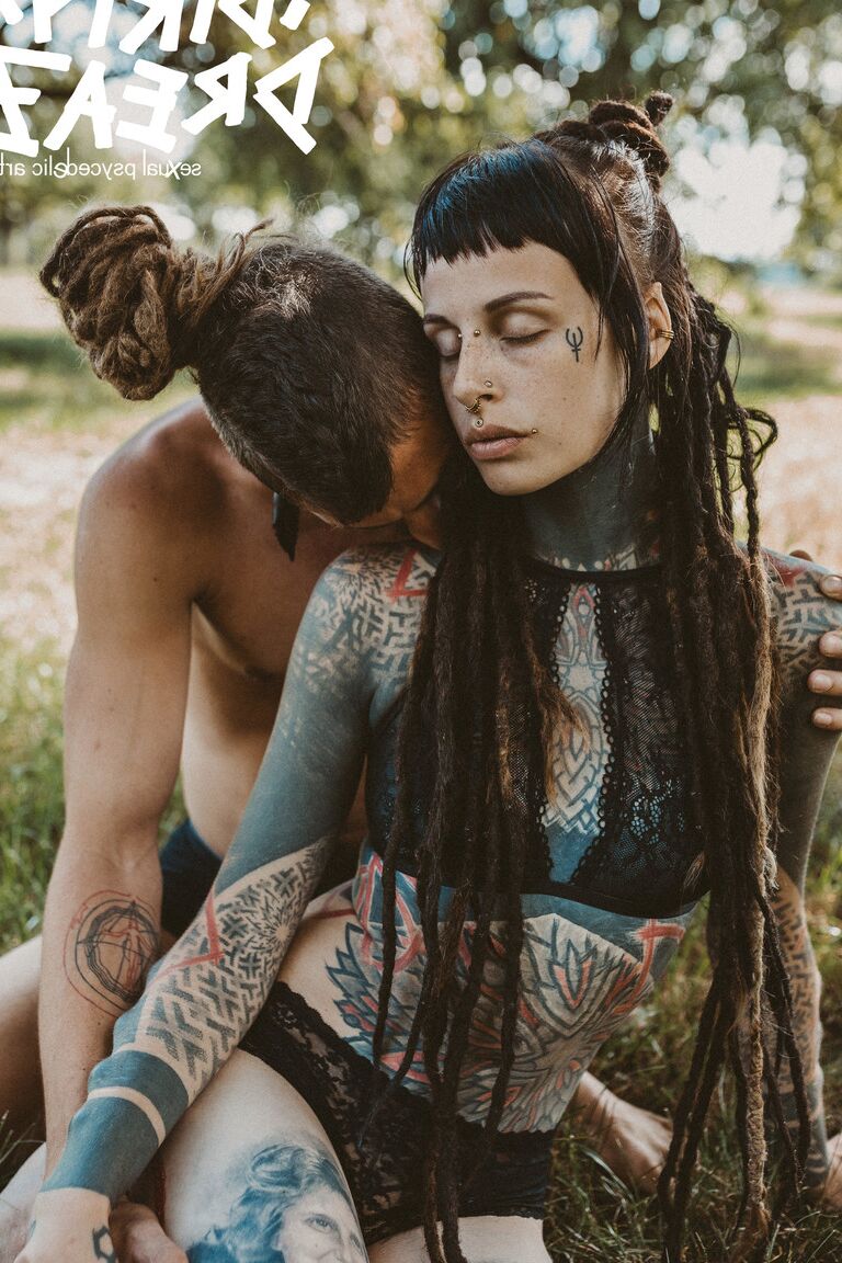 16P Body modifiers Em Valkyriz & Falloz move in close during lesbian play
