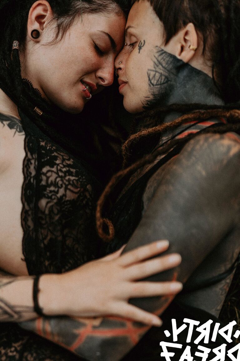 16P Body modifiers Em Valkyriz & Falloz move in close during lesbian play