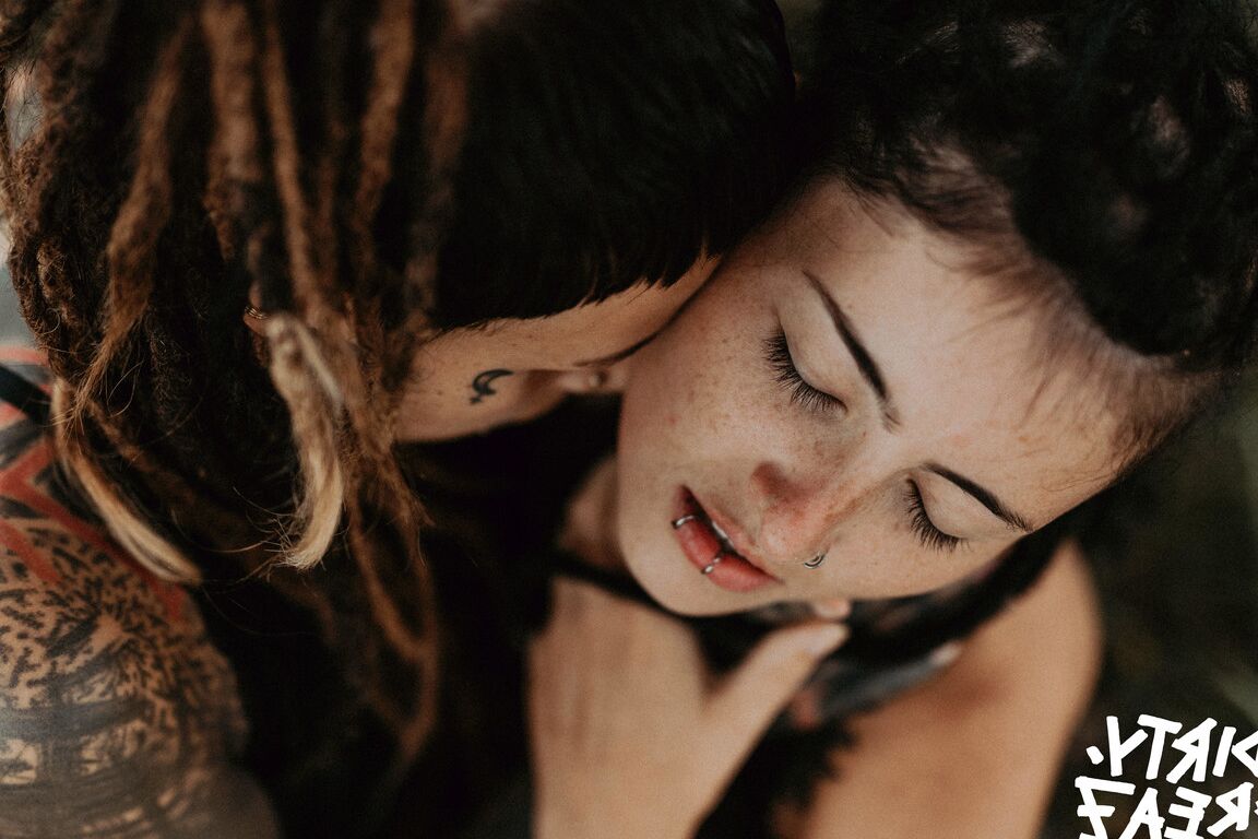 16P Body modifiers Em Valkyriz & Falloz move in close during lesbian play