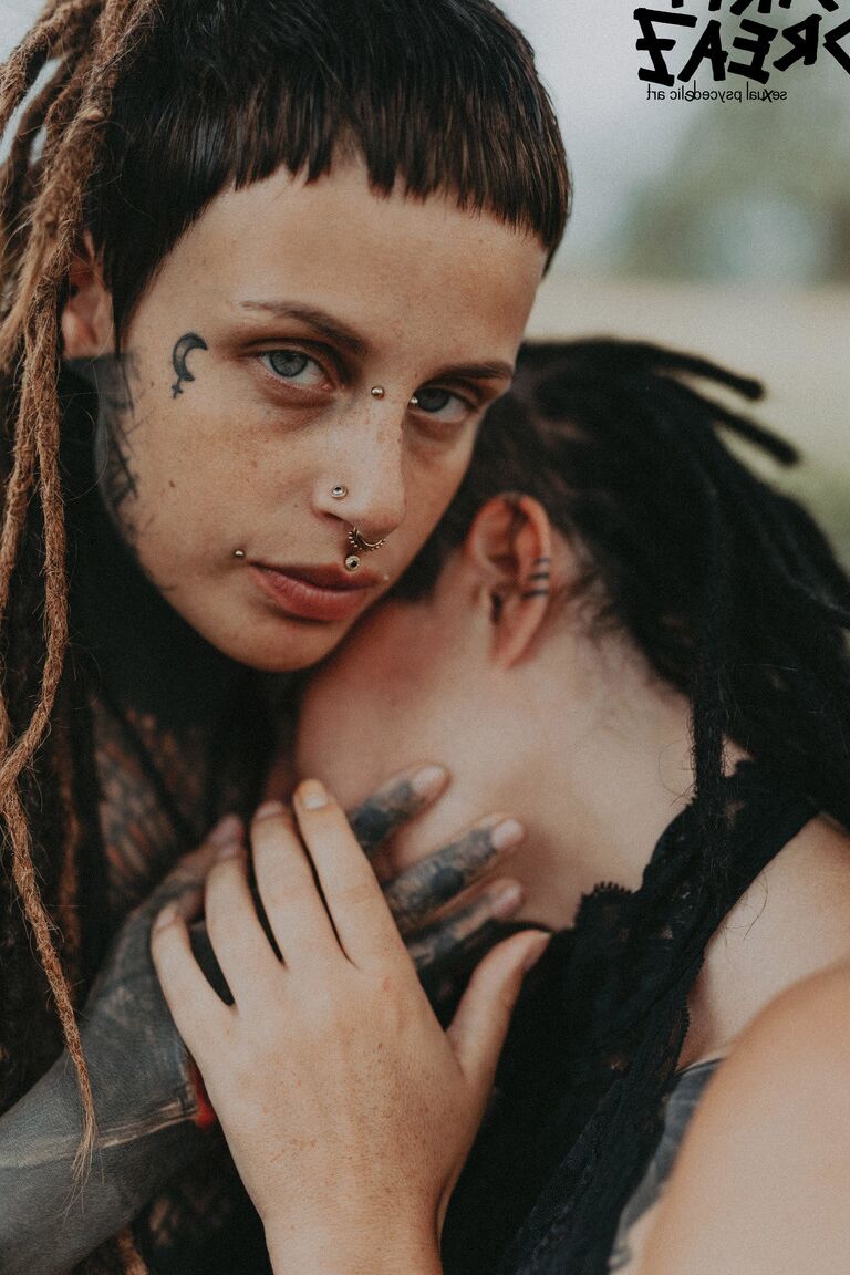 16P Body modifiers Em Valkyriz & Falloz move in close during lesbian play
