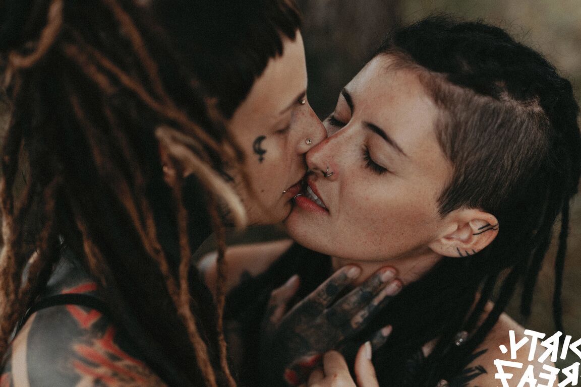 16P Body modifiers Em Valkyriz & Falloz move in close during lesbian play