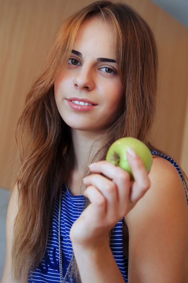 16P La sexy adolescente Gracie A deja una manzana antes de tocar su coño recortado
