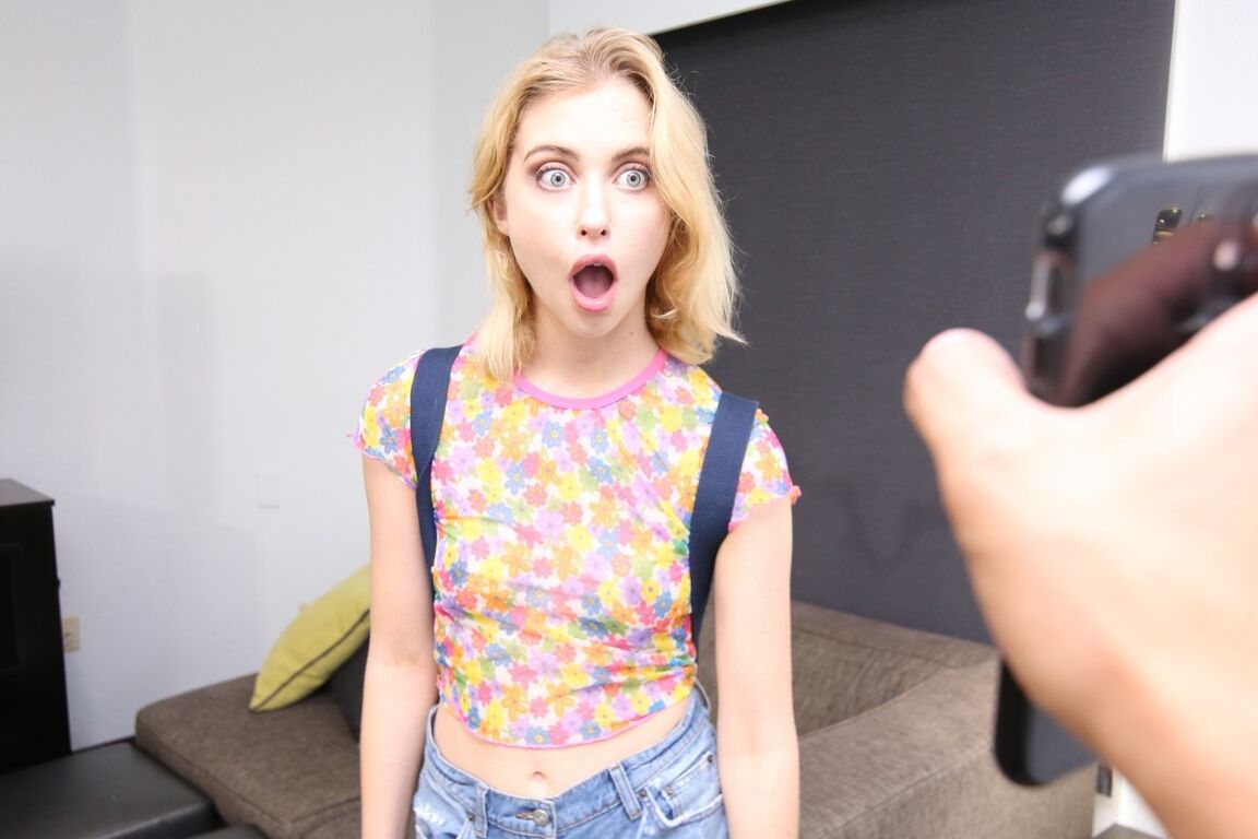 21P Teen Chloe Cherry goûte le sperme de son demi-frère après avoir sucé