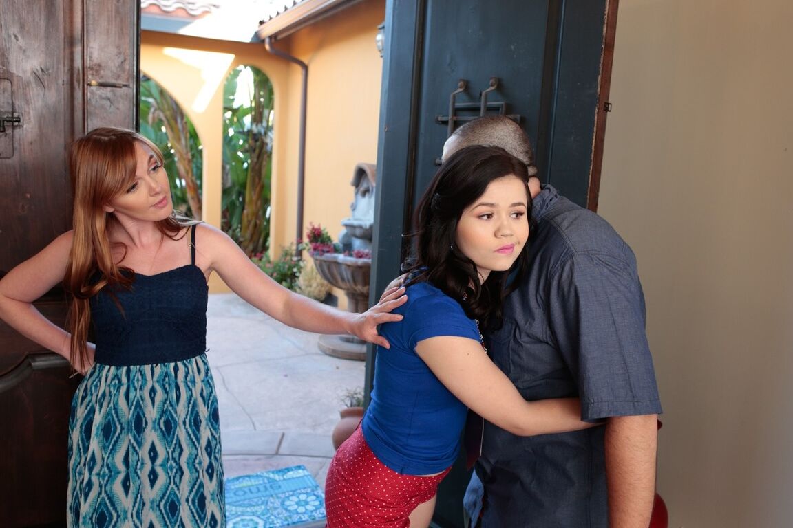 20P Petite American adolescente Yhivi recebe DP de Tommy Gunn e Bill Bailey