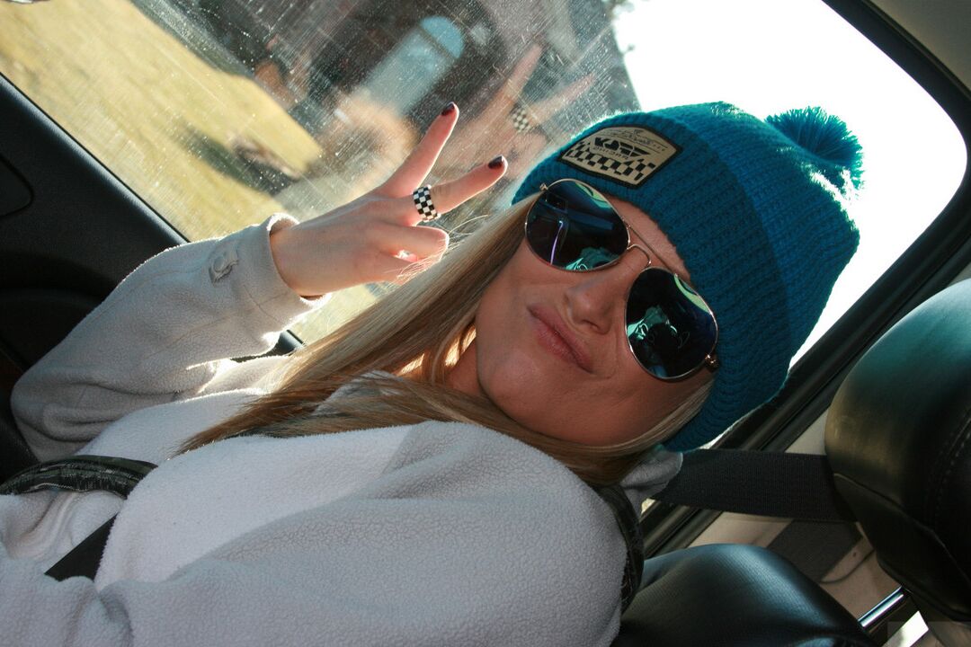 15P La chaude blonde Madden avec des lunettes de soleil se taquine de manière séduisante dans la neige