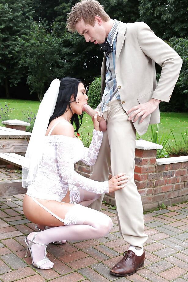 16P A voluptuosa pornstar Jasmine Jae faz um boquete e é fodida ao ar livre