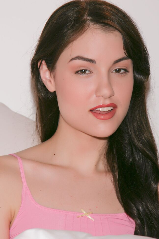 15P La morena Sasha Grey se levanta la camisa rosa para hacer alarde de sus pequeñas tetas