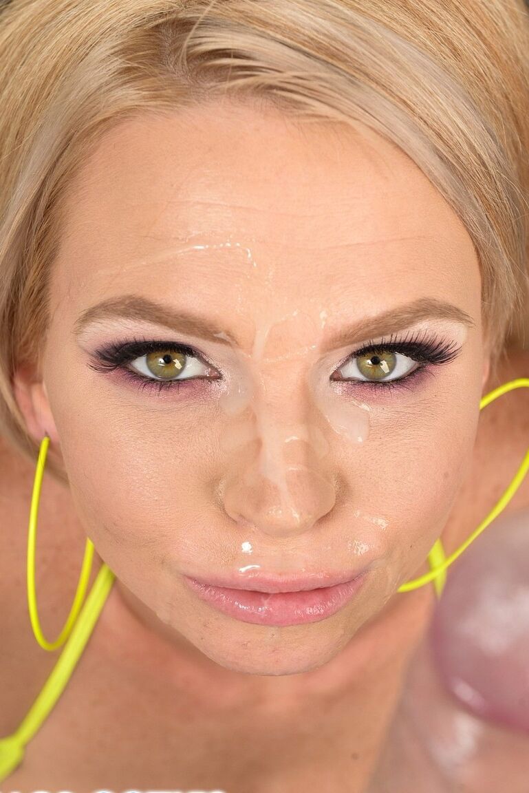 Die 18P Glamour-Blondine Astrid Star lutscht im POV-Stil einen fetten Schwanz vor der Gesichtsbehandlung