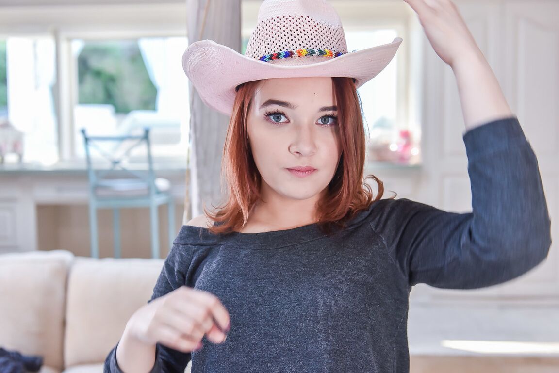 Die 17P tätowierte rothaarige Teenagerin April Reid zieht sich aus und zeigt ihre kleinen natürlichen Titten