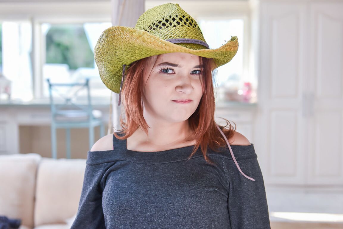 Die 17P tätowierte rothaarige Teenagerin April Reid zieht sich aus und zeigt ihre kleinen natürlichen Titten