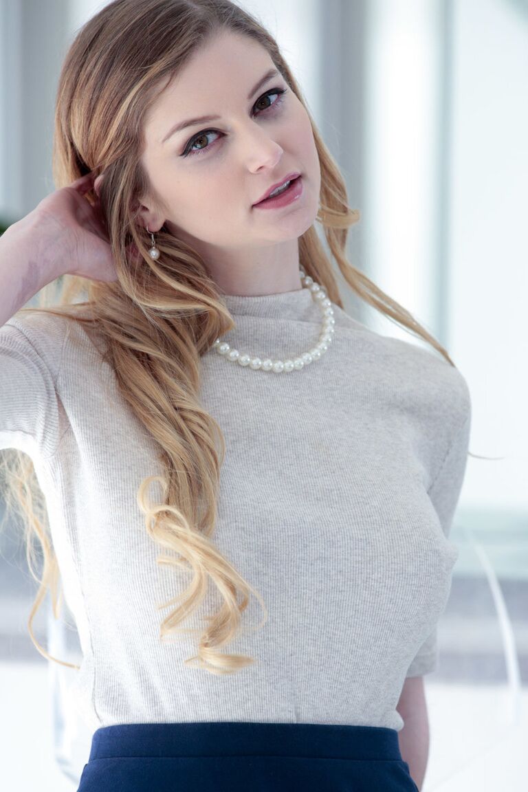 16P Atemberaubendes Babe zieht sich aus und präsentiert uns ihre großen Titten und ihre tolle rosa Muschi