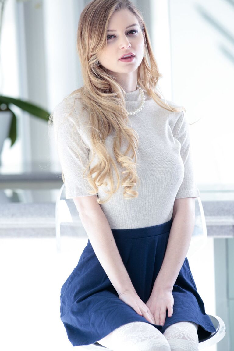 16P Atemberaubendes Babe zieht sich aus und präsentiert uns ihre großen Titten und ihre tolle rosa Muschi