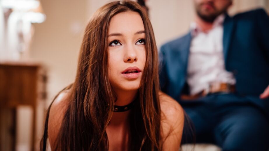 Die 16-jährige Europäerin Taylor Sands spielt sich in versauten Fetisch-Hardcore-Szenen gehorsam