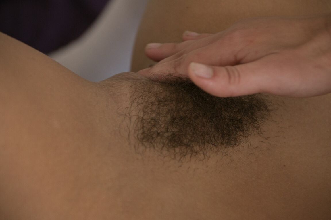 17P Hermanastras jóvenes morenas con trajes idénticos tienen sexo lésbico