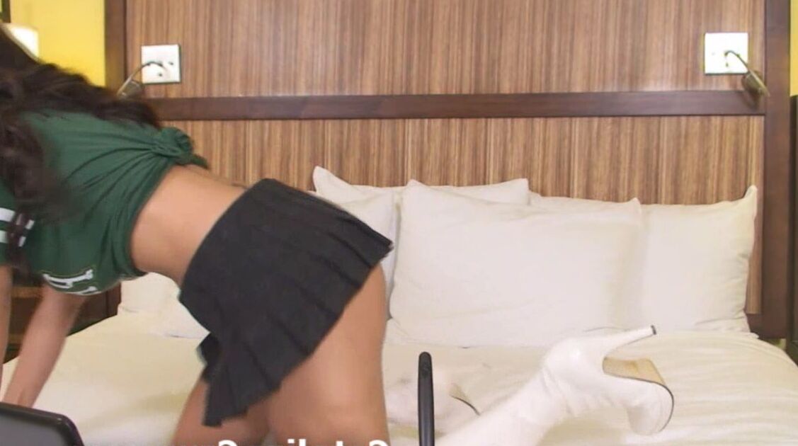 21P La pom-pom girl aux gros seins Catalina Cruz se fait baiser en levrette