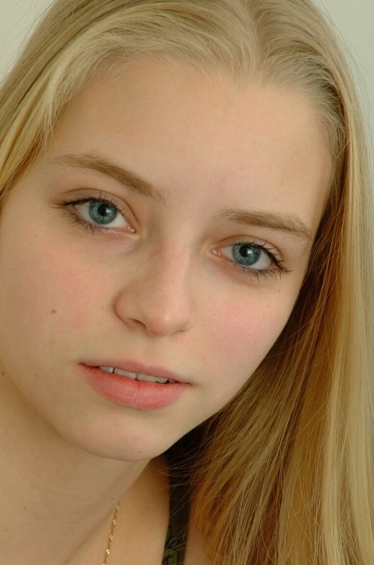 20P Katerina, une adolescente à couper le souffle, pose nue sur le lit et se masse la chatte.