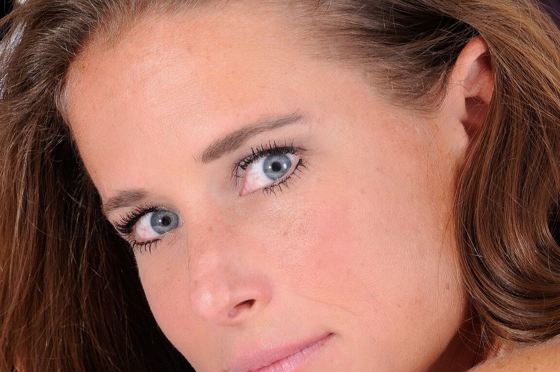 21P Nackte Brünette Sofie Marie präsentiert ihre kleinen natürlichen Titten und rosa Löcher