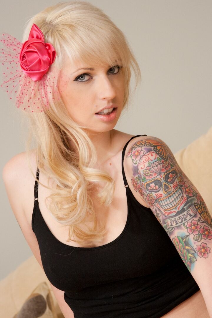 15P La rubia tatuada Lynn Pops abriendo sus largas piernas para mostrar su manguito calvo