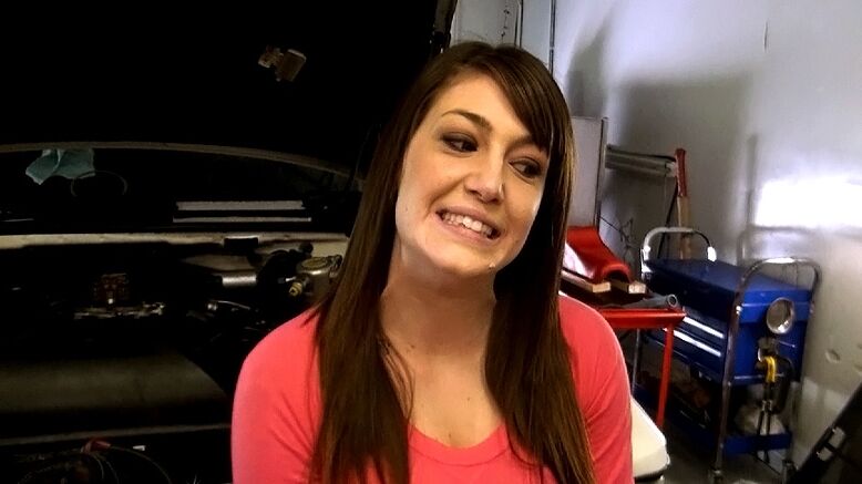 13P Babe mit langen schwarzen Haaren Tia Monae zeigt ihre wunderschönen Brüste und ihre kahle Muschi