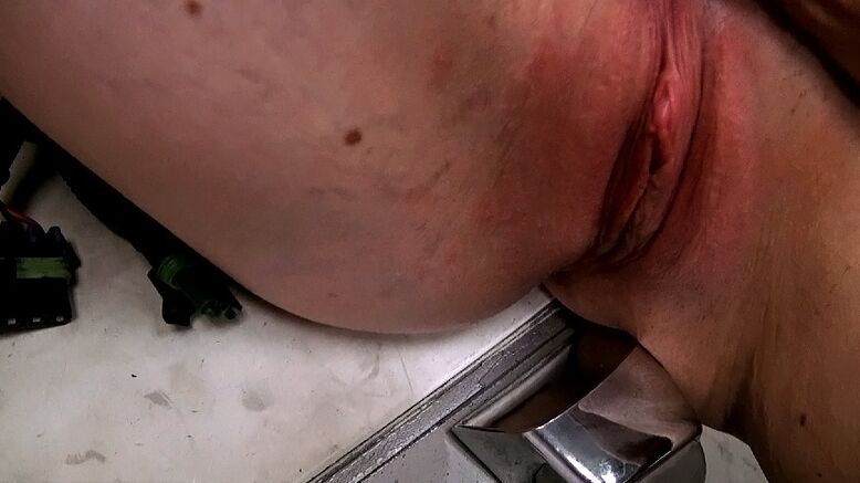 13P Babe mit langen schwarzen Haaren Tia Monae zeigt ihre wunderschönen Brüste und ihre kahle Muschi