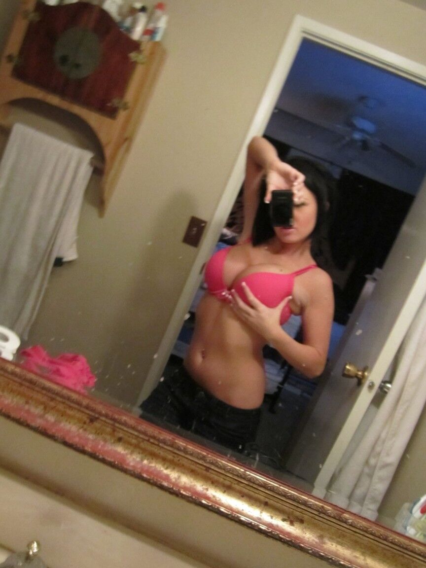 18P Adolescente com peitos grandes Loni Evans tira selfies desagradáveis ​​e mostra suas curvas