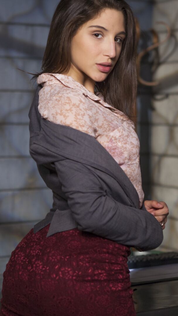 18P A encantadora adolescente Abella Danger é rudemente torturada
