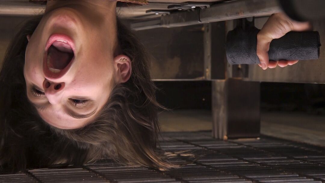 18P A encantadora adolescente Abella Danger é rudemente torturada